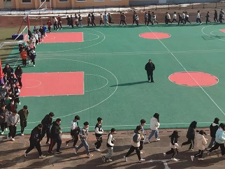 疫情期间的校内课间活动