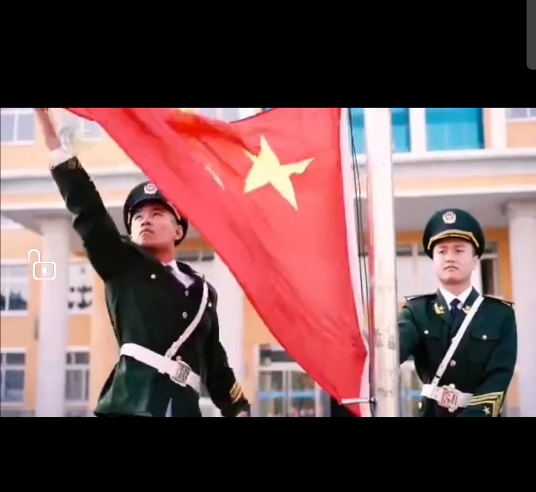 "同升国旗共唱国歌"开学第一课