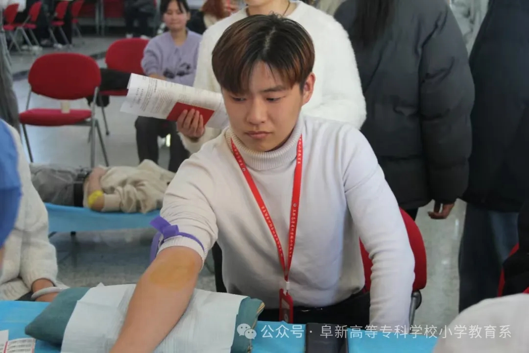 小学教育系学生积极参加爱心献血活动